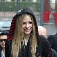 Avril Lavigne is all smiles as she leaves her Paris hotel photos | Picture 77884